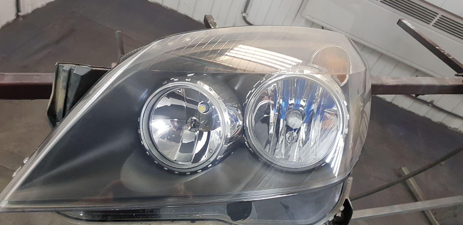 Устранение царапин, потертостей и помутнений на фарах авто